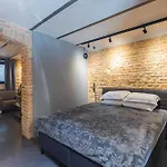 Skyler 9 Apartment